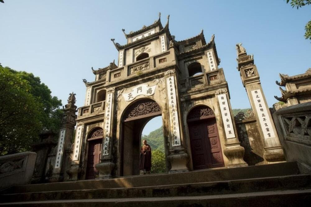 Cổng chùa uy nghiêm, trang trọng